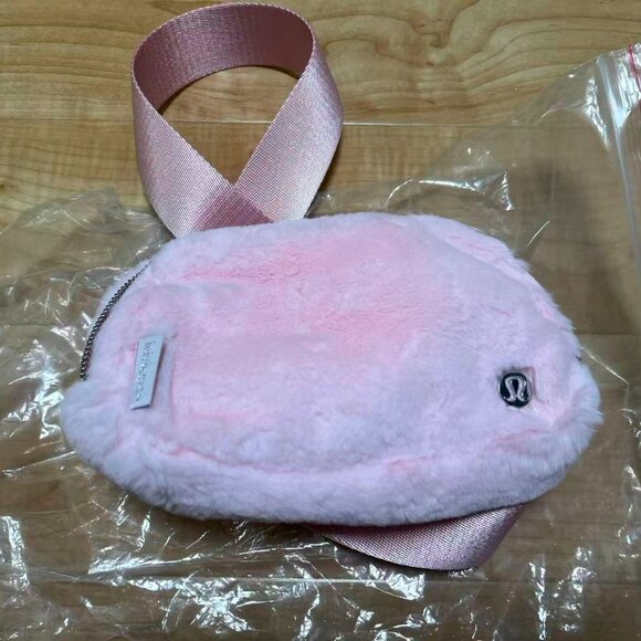 Lululemon Everywhere Belt Bag Plush Fleece Strawberry - Picture 1 of 9